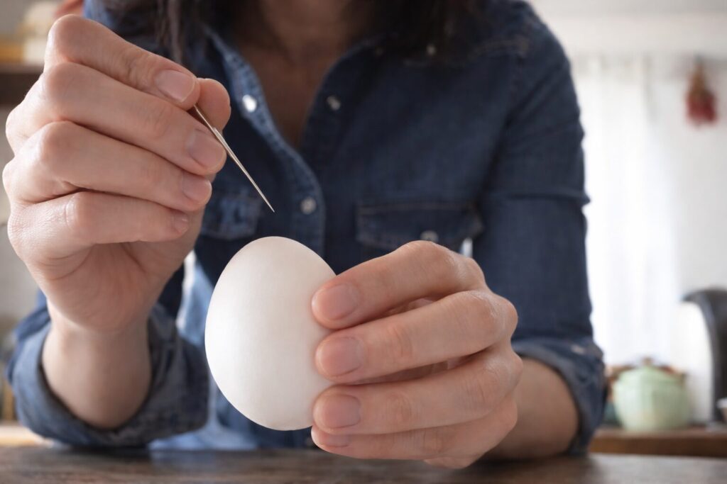 卵の殻にまち針で穴を開ける